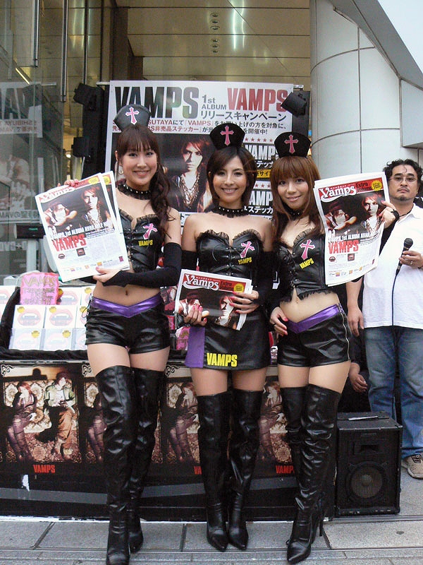 セクシーなVAMPRINCESSたちが渋谷でコンドーム配布。VAMPSは原宿に