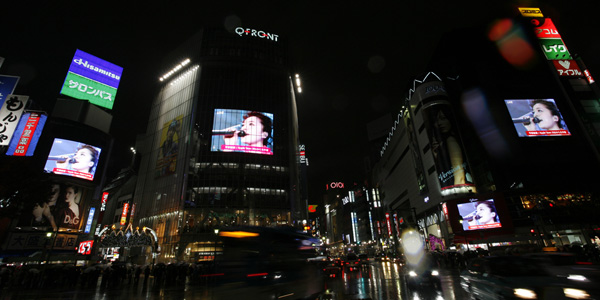 平原綾香 金曜夜の渋谷に登場 大型ヴィジョンでライヴをサプライズ生中継 Barks