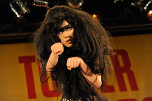 仲里依紗扮するゼブラクイーンが渋谷で生ライブ 観客を圧倒 Barks