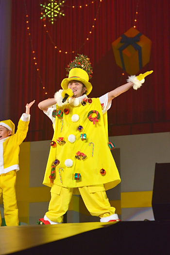 遊助 大阪城ホール2daysクリスマスパーティーで黄色いサンタに変身 Barks