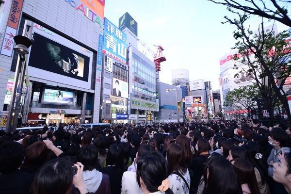 Pierrot 復活発表に新宿アルタ前の7000人が歓喜 Barks