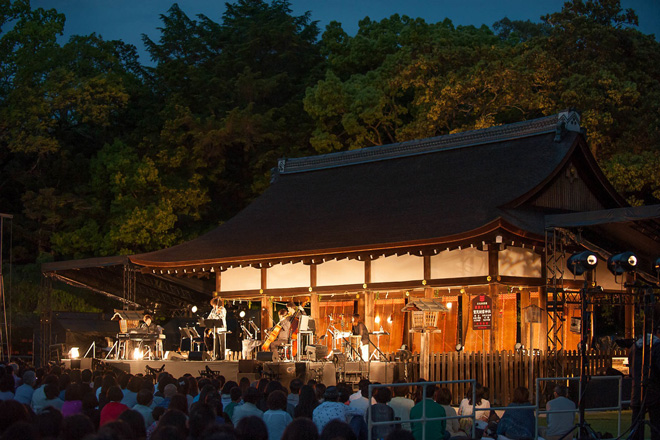 葉加瀬太郎、世界文化遺産の上賀茂神社で能楽師・梅若玄祥と一夜限りの奇跡の競演