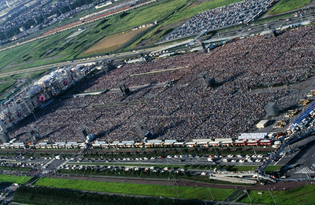 GLAY、伝説の20万人ライブを再現。15年前と同日、同時刻に全編を生配信 