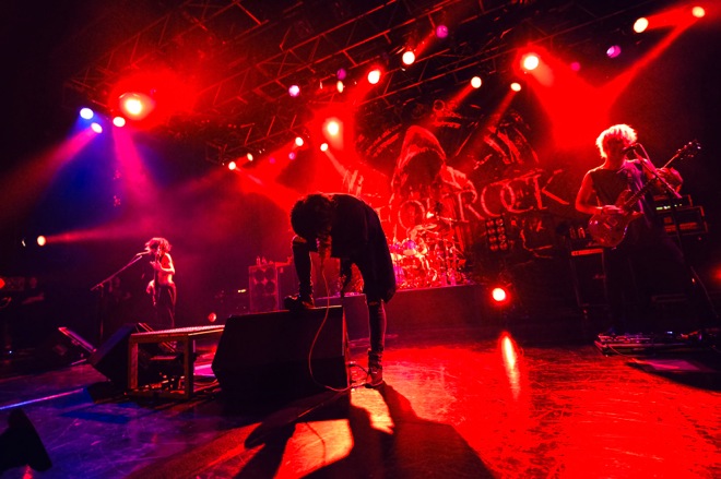 ライブレポート One Ok Rock 沖縄のプレミアライブで新曲披露 Barks