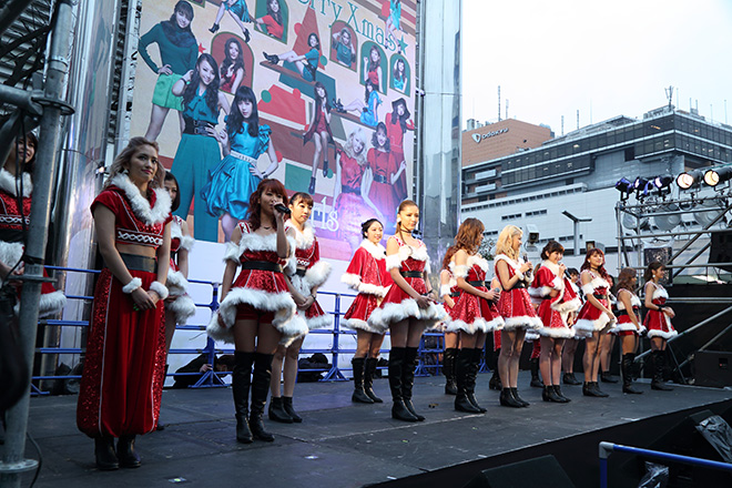 イベントレポート E Girlsサンタ 新宿にサプライズ登場 素敵なクリスマスをお過ごしください Barks