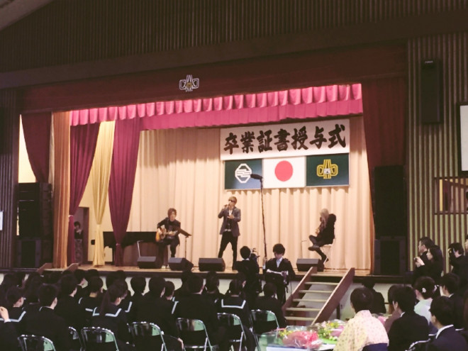 Gackt 静岡県の中学校で卒業生に贈るシークレットライブ Barks