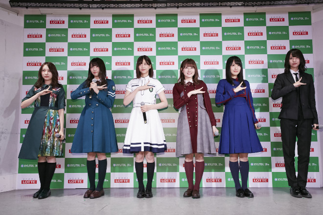 欅坂46 歴代シングル衣装で Uniform Museum 開幕をお祝い Barks