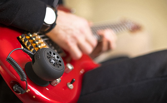 ローランドから吸盤でギターに取り付けるアンプが登場 エフェクター内蔵でヘヴィメタル仕様モデルもラインナップ Barks