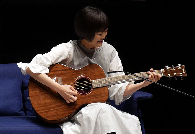 ギターをもっと身近に かわいくて弾きやすいヤマハの新アコギ Storia 発表会に弓木英梨乃が登場 Barks