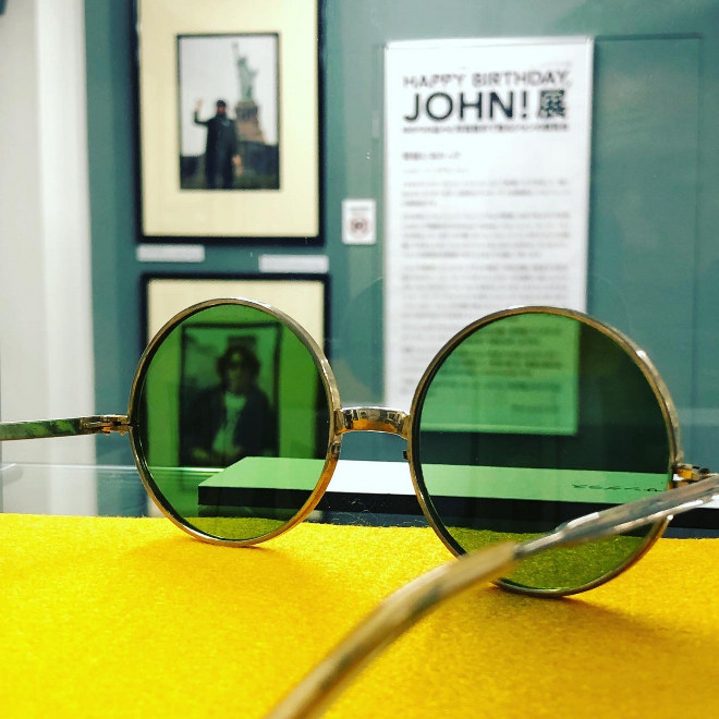 ジョン レノン愛用のサングラスや邸宅の扉も Happy Birthday John 展 開幕 Barks
