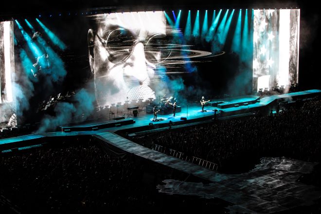 【ライブレポート】U2、目もくらむような巨大スクリーンと強烈なメッセージ