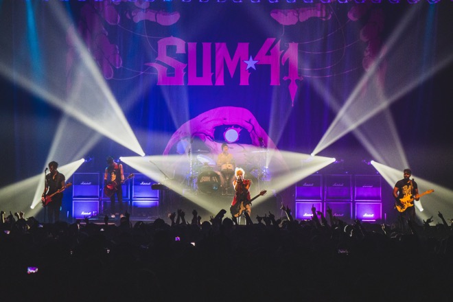 ライブレポート】SUM41、＜ORDER IN DECLINE＞東京公演で“ポップにしてワイルドなロックバンドへ” | BARKS