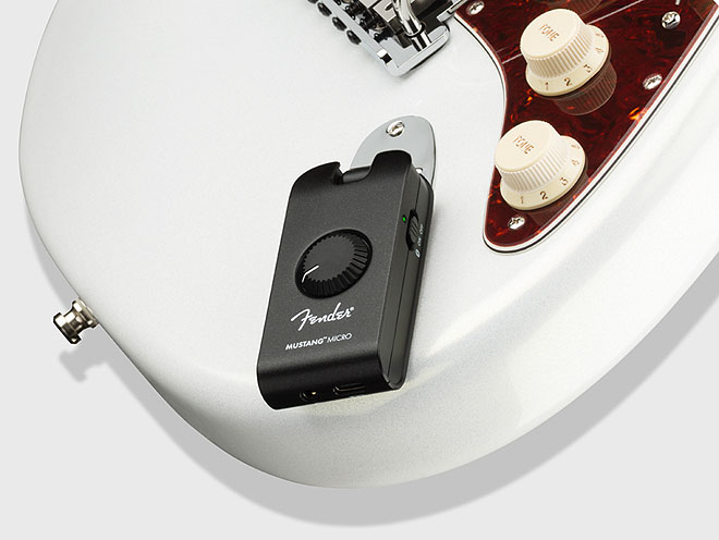 フェンダー、どこでもギター演奏が楽しめるポケットサイズの超小型パーソナルアンプ「Mustang Micro」 | BARKS