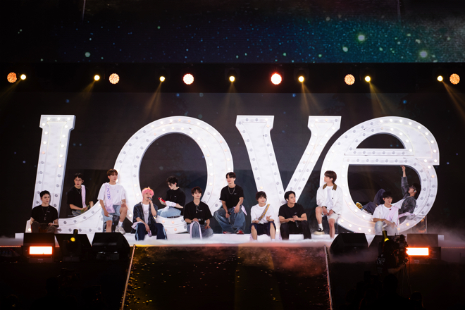 SEVENTEEN、“LOVE”でいっぱいの約1年ぶりファンミーティングが東京 