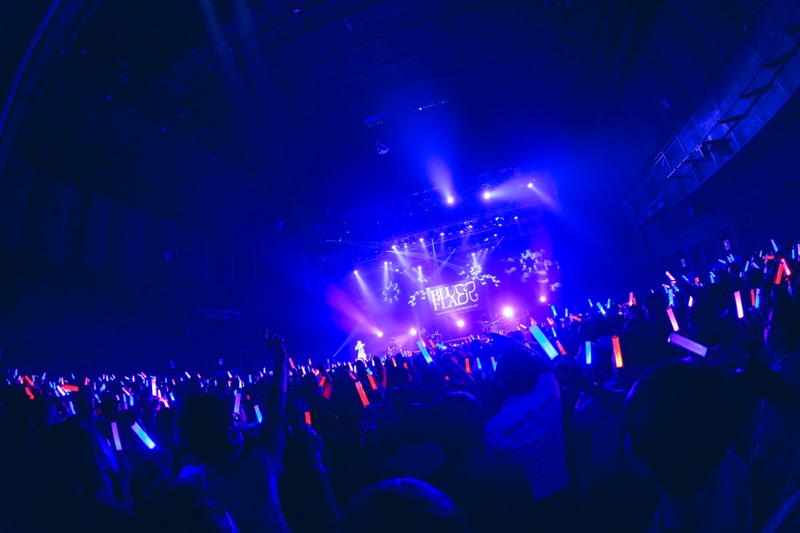 藍井エイル、約2年半ぶりワンマンライブ＜BLUE FLAiR＞で18曲を