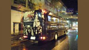 「冬のカスタネット」仕様のメリーバス、都内を走行中