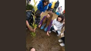 絢香、地球環境を鑑み、野口健＆6年生達と植樹