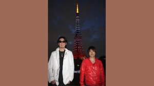 コブクロ、東京タワーが7色に輝く「虹始見」の夜に生声ライヴ