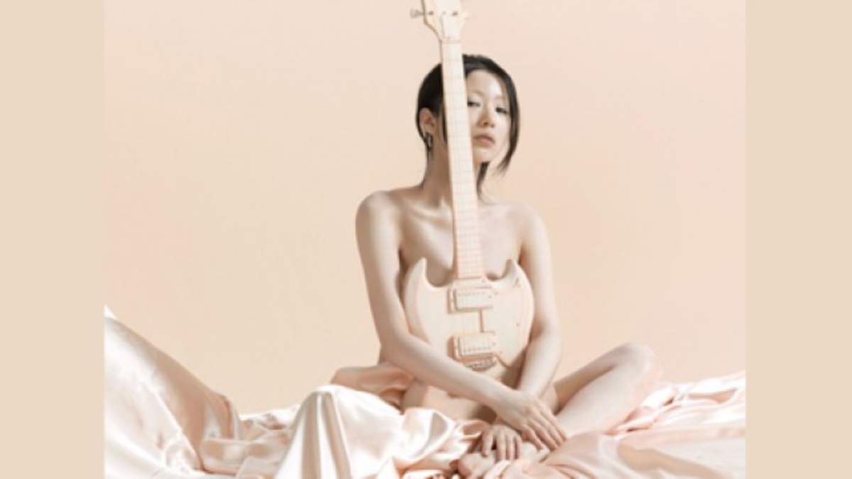裸身でギターと戯れる、椎名林檎の衝撃写真 | BARKS