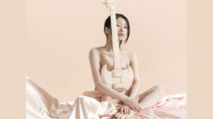 裸身でギターと戯れる、椎名林檎の衝撃写真