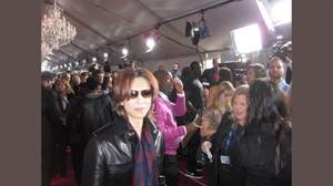 YOSHIKI、グラミー賞レッドカーペットで＜ロラパルーザ＞参戦を公表