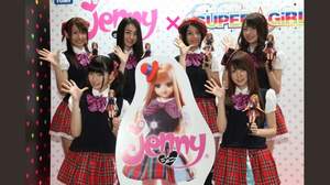 SUPER☆GiRLS、「ジェニーちゃん」と衣装コラボ