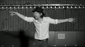 レディオヘッド「ロータス・フラワー」、トムが踊る踊る