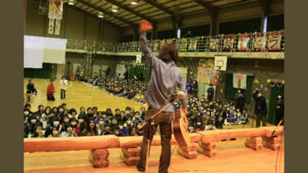 藍坊主 母校の小学校でサプライズライヴ Barks