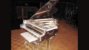 Yoshikiのクリスタルピアノに続き、マリリン・マンソンやアンソニー・キーディスも参加