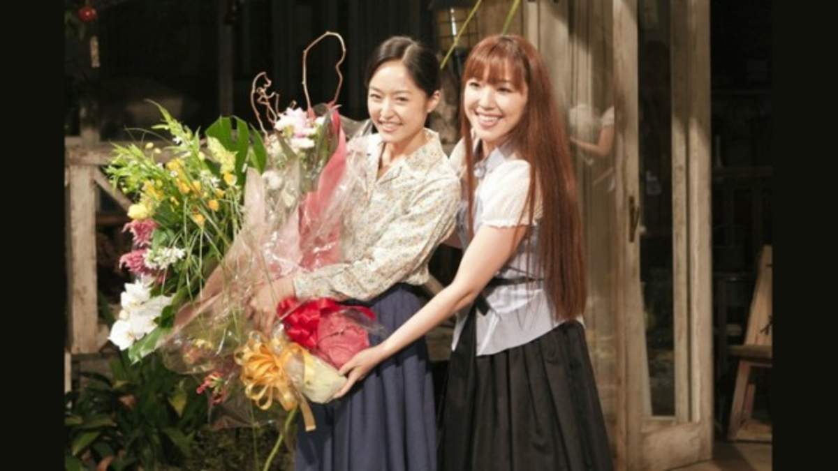 NHK連続テレビ小説『おひさま』クランクアップ、平原綾香が花束を持って井上真央の元へ | BARKS