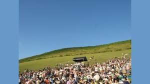 晴天のもと、若草山で初の音楽祭典を開催
