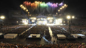 L’Arc～en～Ciel、ロックバンド初の国立競技場ライヴに11万人熱狂。次なるワールド・ツアー開催都市は投票で決定