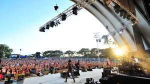 L’Arc～en～Ciel、総動員数45万人のワールド・ツアー最終公演。虹のかかるハワイの空の下、シンプルなステージでバンド自体がエンタテインメントであることを証明