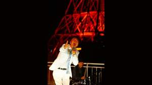 桑田佳祐、東京タワーを背に尾崎紀世彦と伊藤エミを偲んで熱唱