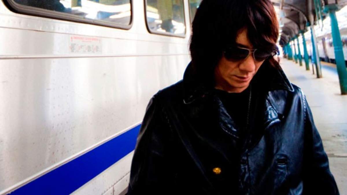 吉井和哉、初ベスト盤収録の新曲「血潮」MV解禁 | BARKS 吉井和哉、初ベスト盤収録の新曲「血潮」MV解禁 | BARKS