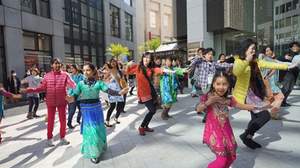 渋谷パルコ前でインド舞踊勃発、映画『恋する輪廻』のフラッシュモブ