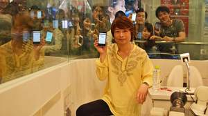 スカパラとスマホでセッション？ スカパラ欣ちゃんの「JUSTA RADIO」が復活！ auのCMで話題のアプリを渋谷で体験