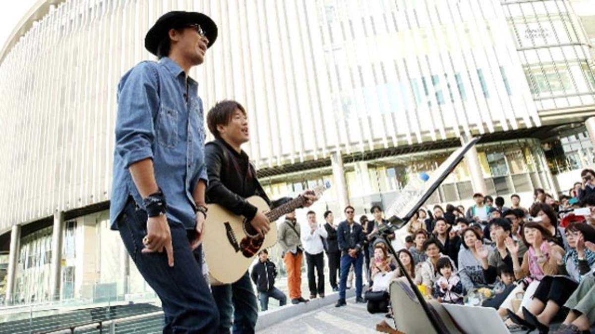 コブクロ 5年ぶりのストリートライブを突如決行 どうしてもストリートをやりたかった Barks