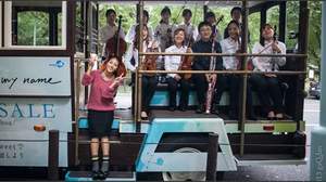 日本初、オーケストラを乗せたBoAの新曲「Message」バスが都内を走行