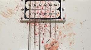 フー・ファイターズ、血が飛び散ったギターの写真を公開
