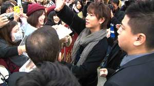 映画『カノ嘘』公開で佐藤健が訪台。バラの花で現地女性記者を照れさせる