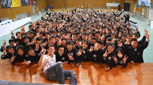 ファンキー加藤、岡山市立足守中学校の卒業生にエール。「未来は自分達が照らして明るくするんだ！」