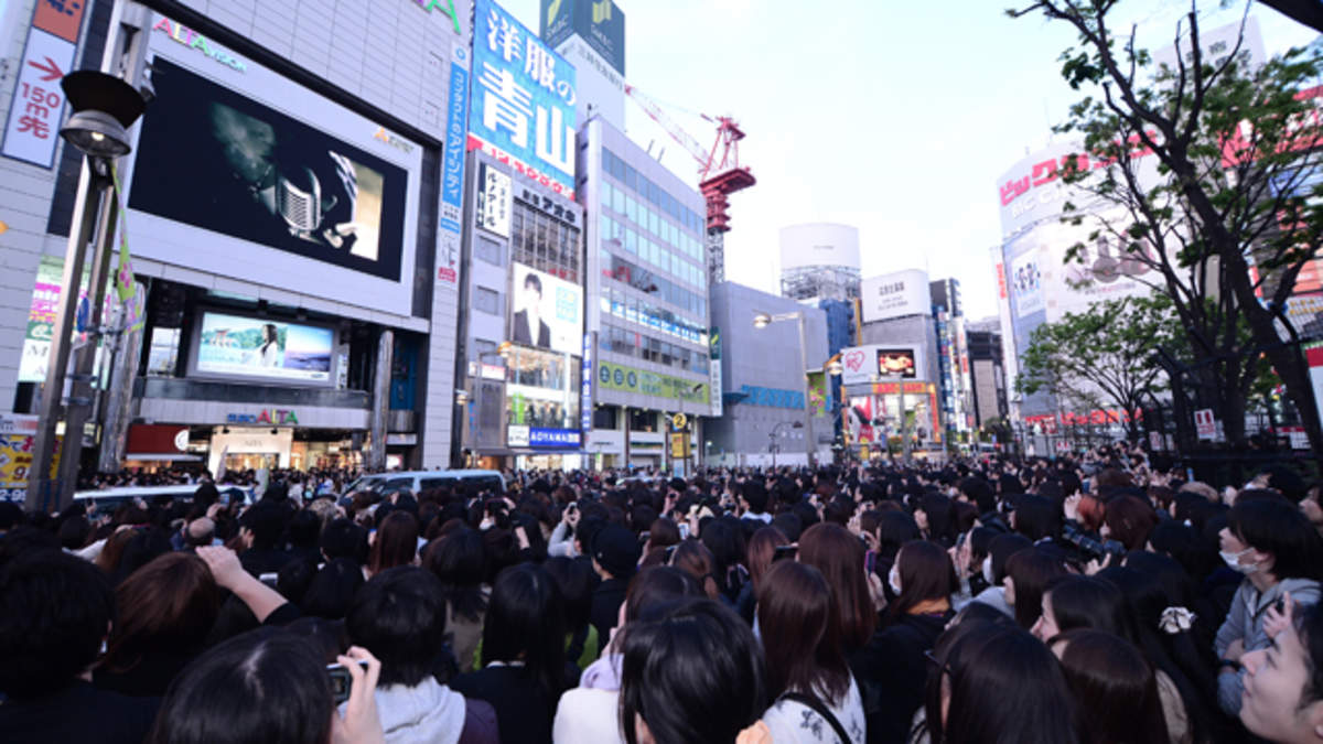 Pierrot 復活発表に新宿アルタ前の7000人が歓喜 Barks