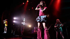 LoVendoЯ、ライブハウスツアーで中島卓偉が歌唱指導した新曲「むせび泣く」も披露