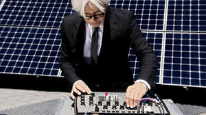 坂本龍一、太陽光発電システムのCM第3弾は「ソーラーコンサート篇」