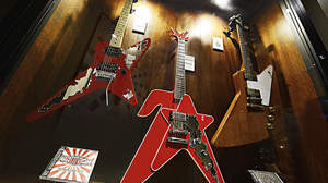 タワレコ渋谷店で、LOUDNESS & BRAHMANのギター展示中