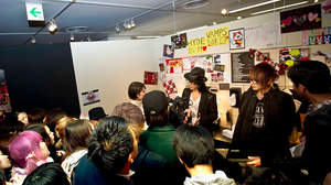 VAMPS、名古屋で開催中の写真展『VAMPS 13』にサプライズ登場