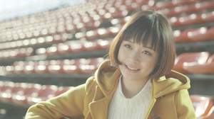 大原櫻子、駒沢オリンピック公園陸上競技場で歌う「瞳」MV完成