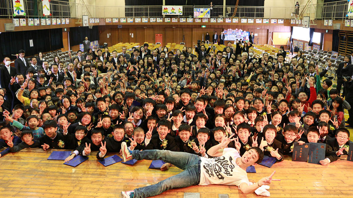 ファンキー加藤が恒例の卒業生応援ライブ。2015年は栃木市立西方小学校