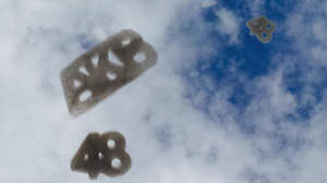 渋谷の空に「AKB」「48」の謎の雲
